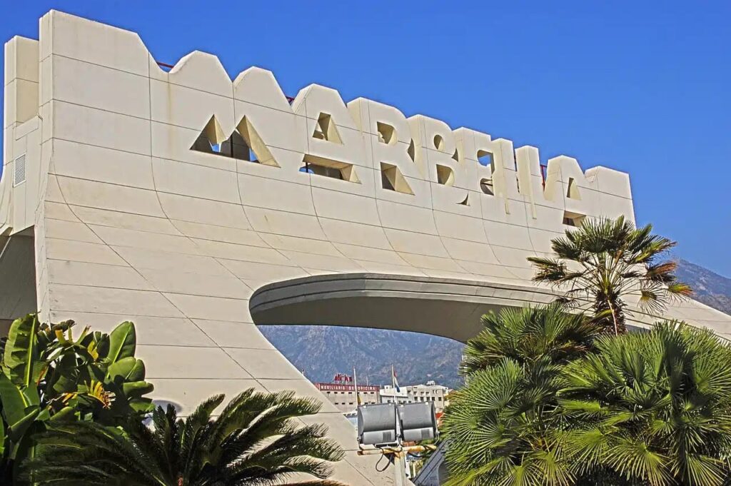 Arco de entrada a la ciudad de Marbella bajo un cielo azul, símbolo de la identidad local y de las nuevas regulaciones de alquiler 2025 para propietarios en el sur de España.